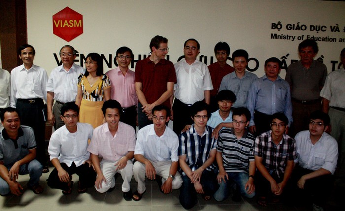 PTT Nguyễn Thiện Nhân chụp hình lưu niệm cùng với các giáo sư toán học trên thế giới và các học viên tại Viện